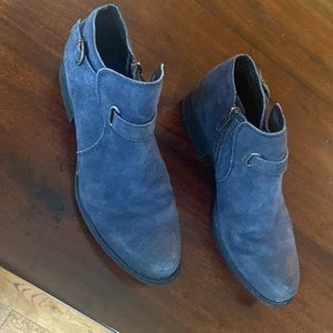 Born navy weathered look suede 7.5 booties w buckle strap & black no slip soles